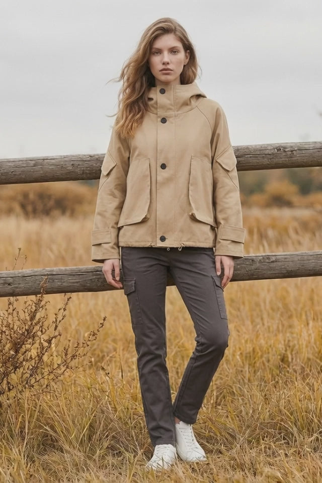 Camel Vista Smart Trench – close-up video outdoors, showing the front pockets and arm pocket
